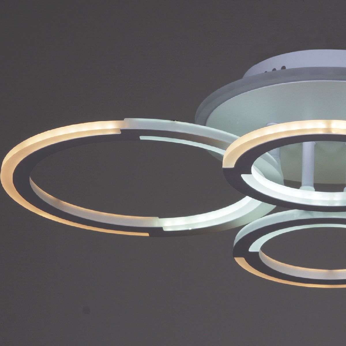 Потолочная люстра Reluce 09820-3.3-2+2A WH (RGB)