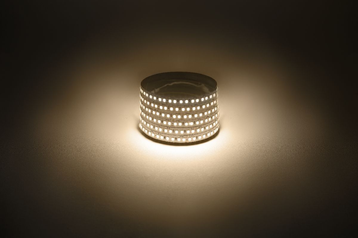 Светодиодная лента Эра 12В 2835 14,4Вт/м 3000K 5м IP20 LS2835-14,4-180-12-3000K-IP20-1 year-5m Б0059903 Светодиодная лента Эра 12В 2835 14,4Вт/м 3000K 5м IP20 LS2835-14,4-180-12-3000K-IP20-1 year-5m Б0059903