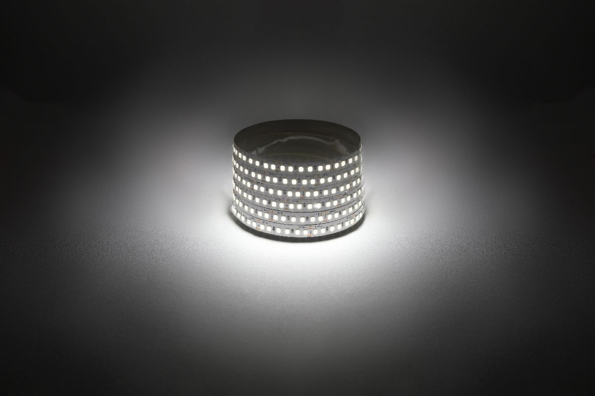 Светодиодная лента Эра 12В 2835 14,4Вт/м 4000K 5м IP20 LS2835-14,4-180-12-4000K-IP20-1 year-5m Б0059904