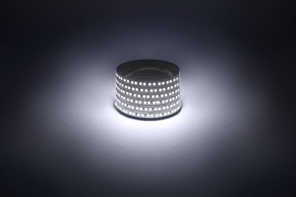 Светодиодная лента Эра 12В 2835 14,4Вт/м 6500K 5м IP20 LS2835-14,4-180-12-6500K-IP20-1 year-5m Б0059905 Светодиодная лента Эра 12В 2835 14,4Вт/м 6500K 5м IP20 LS2835-14,4-180-12-6500K-IP20-1 year-5m Б0059905