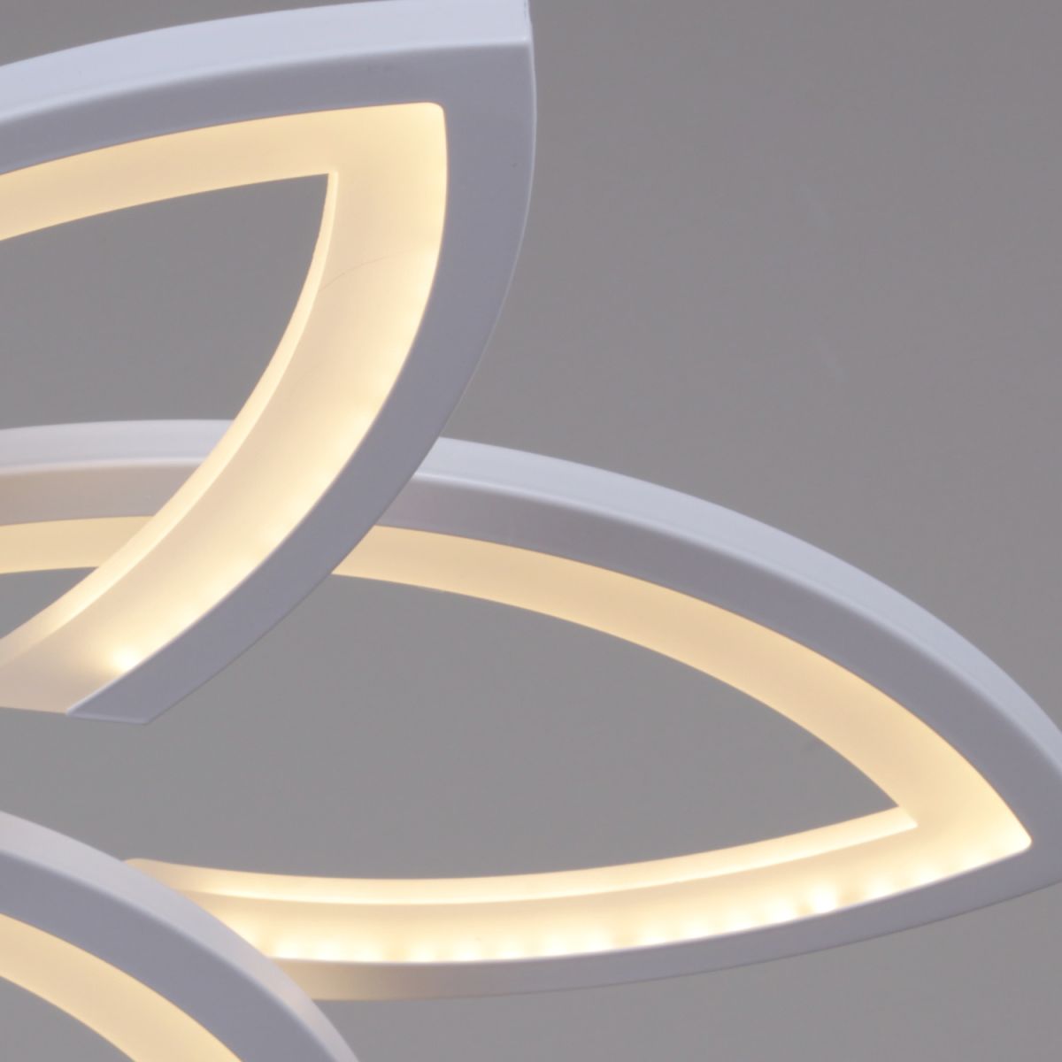 Потолочная люстра Reluce 54090-0.3-3+3 WH