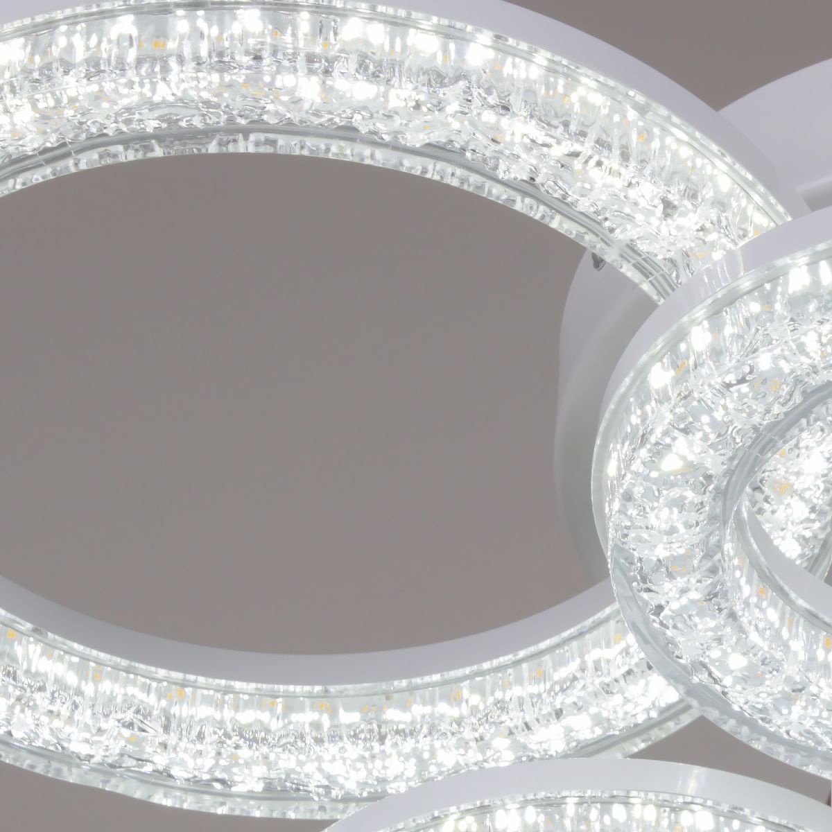 Потолочная люстра Reluce 29290-0.3-4+4 WH